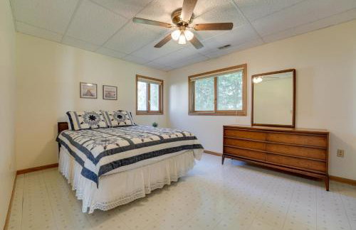 Lakeside Michigan Retreat with Boat Dock and Fireplace - Foto 18