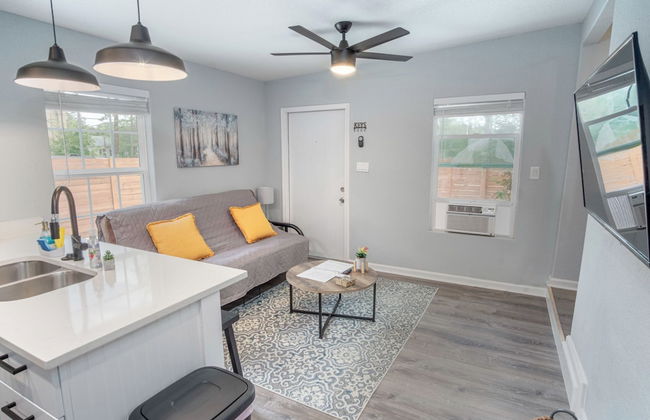 Cozy and Lovely 2BR 1BA Apt#b Near Lively Downtown - Photo 9