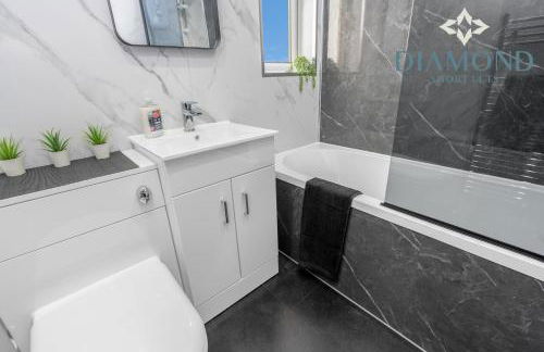 Brand New 4 Bedroom House - Sleeps 4 Fully Equipped, Free Parking, WiFi, Perfect for CONTRACTORS by Diamond Short Lets - Photo 12