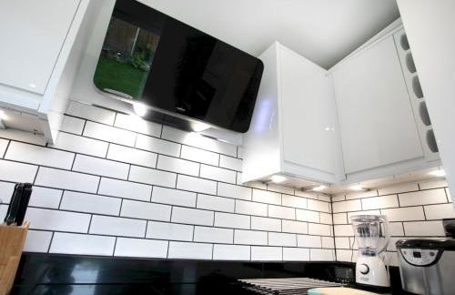 Charming Home - Free Parking - Private Garden - Pass the Keys - Foto 20