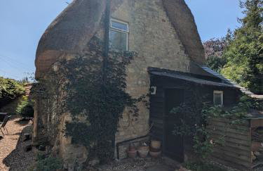 Period Thatched Cottage Towcester - Photo 61
