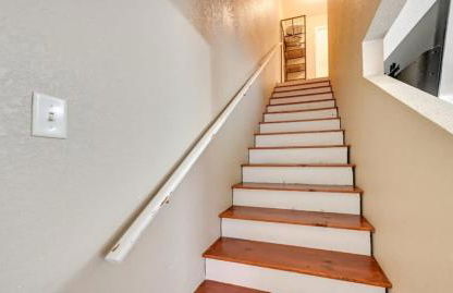 Modern 2BR Stay with Large Parking Pet Friendly - Foto 11