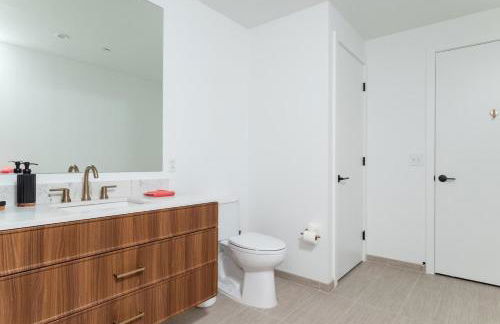 Back-Bay 2BR Condo w Roof top Gym Parking - Foto 52