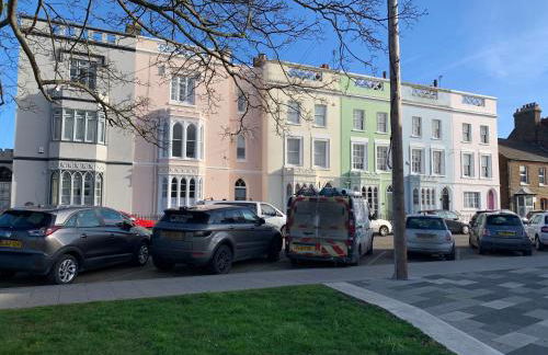 Grand 2 bed Georgian apartment at Florence House with king bed, in the heart of Herne Bay & 300m from beach - Foto 2