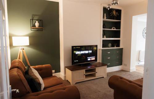 Large 4 Bed Home - Fast Wifi, Smart TV's & Free Parking - Near A66 - Foto 10