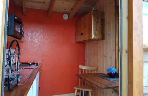 Cozy Cabin Retreat - Sleeps 2 & a Child - Foto 43