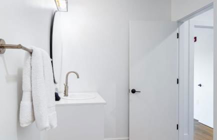 Dual Bachelor Pads w/ Rooftop Lounge & Games Sleeps 26 5 Min to Broadway - Foto 71