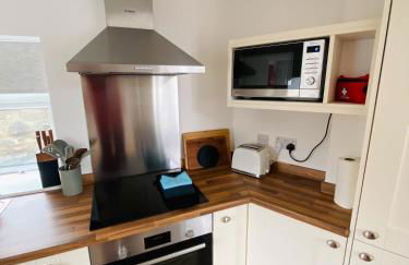 Northcliffe - Stylish Stone Cottage - Spa Bath - Peak Views - Photo 7