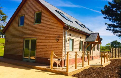 Deer Den timber clad cabin with hot tub, up private lane - Photo 19
