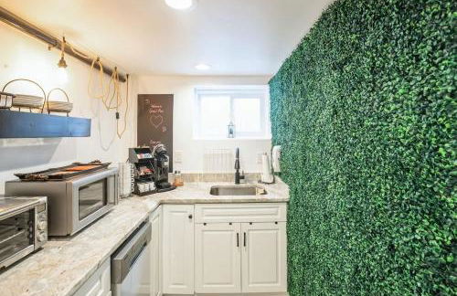 Sojourn Old Town Perfection with Fire Pit and Parking - Foto 30