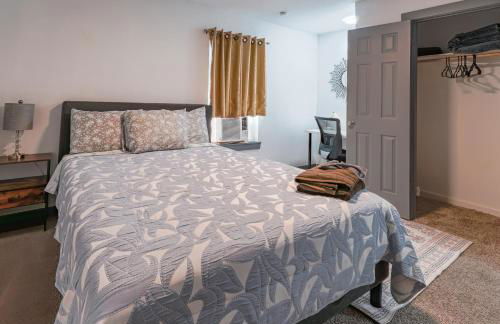 Cozy retreat minutes from stadiums - Photo 15