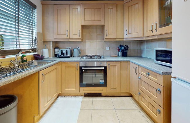 Stunning 2-bed Apartment in Grays - Photo 6