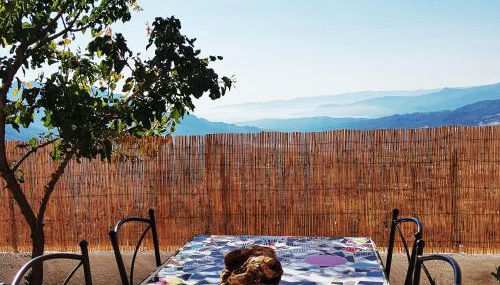 Appartement T2bis Sartène 60m2 avec jolie terrasse de 25m2 et vue panoramique mer et montagne sur le Golfe du Valinco - Quartier calme à 10mn à pied du centre ville - Idéal pour 4 personnes et possibilité de 6 couchages - Place de parking réservée - Foto 3