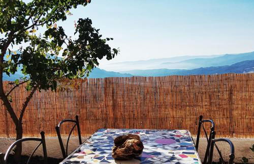 Appartement T2bis Sartène 60m2 avec jolie terrasse de 25m2 et vue panoramique mer et montagne sur le Golfe du Valinco - Quartier calme à 10mn à pied du centre ville - Idéal pour 4 personnes et possibilité de 6 couchages - Place de parking réservée - Foto 3