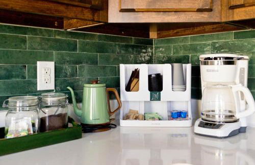 Artsy Downtown Retreat w Hot Tub - Foto 18