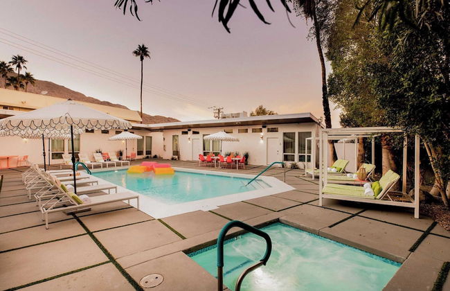 2 Rooms, Sleeps 8 Retro Hotel w/ Pool Wesley King Studio Buyout by Avantstay - Foto 12