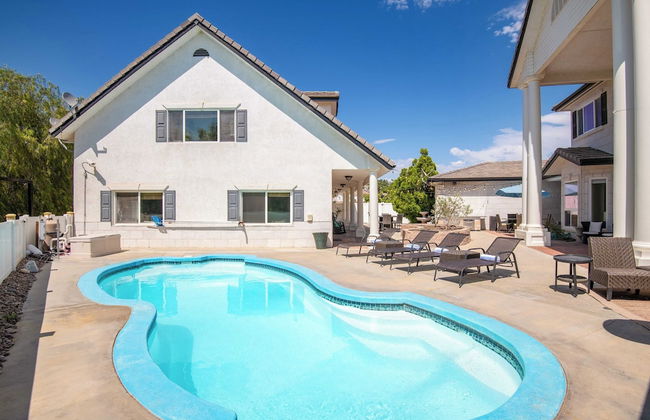 Grand Contento by Avantstay Extraordinary Estate w/ Pool & Movie Room - Photo 15