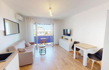 55E - Superbe studio climatisé entièrement rénové au 5ème et dernier étage sur le bord de Mer de Menton - Photo 10