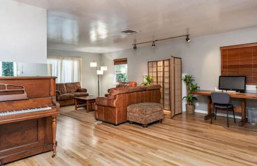 Millcreek Home, Quick Access to Canyons and Skiing - Foto 18