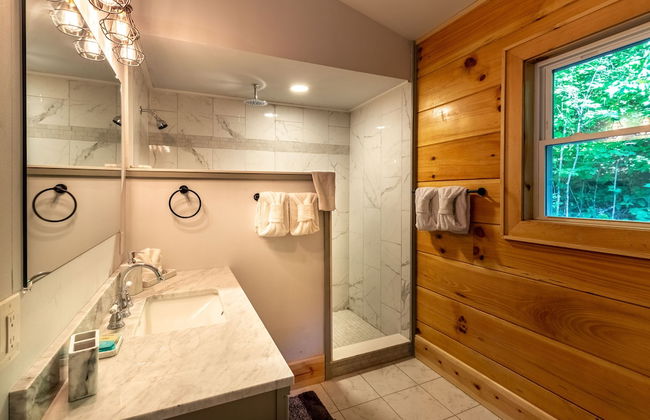 Stunning 2BR Cabin with Mountain Views - Foto 18