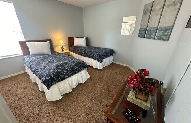 South Facing Pool Home - Room for the Whole Family! - Photo 3