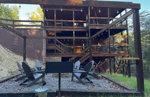 Luxe Cabin with Game Room, Hot Tub & Firepit - Foto 41