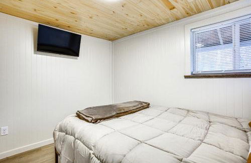 Updated Wellston Cabin, Walk to Lake Beach and Dock! - Foto 19