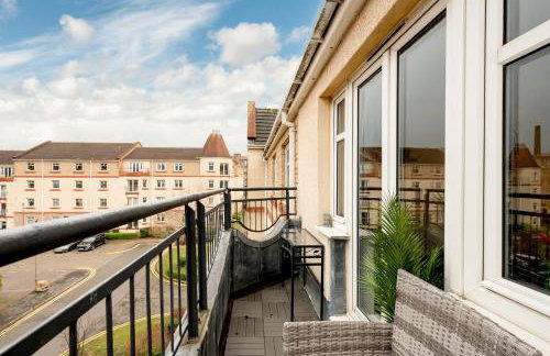 Stylish 2-Bed Flat with Balcony Near Haymarket - Pass the Keys - Foto 39