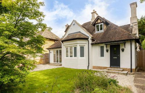 Stunning 5 Bed in the Centre of Bourton! - Photo 2