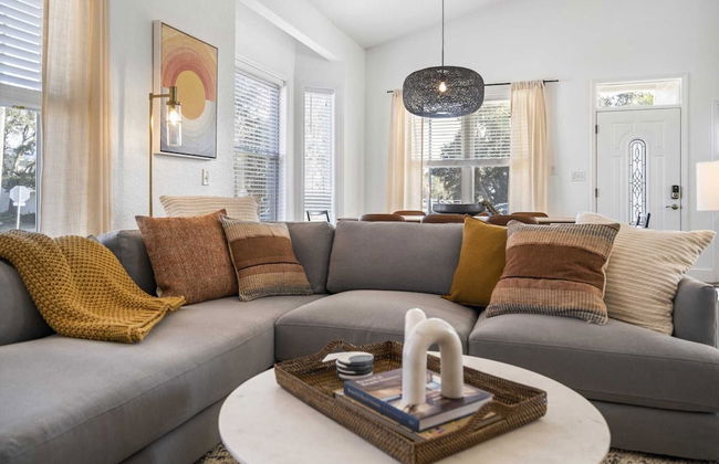 7bdr w/ Private Pool, Hot Tub, Fire Pit, Walk to Beach Tidal Wave by Avantstay - Foto 7