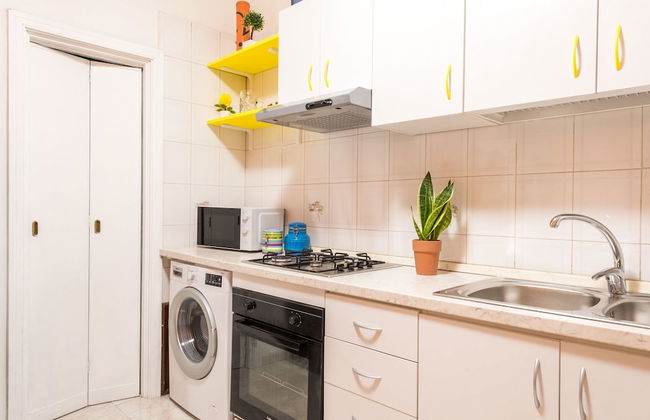 A due passi dal Teatro Politeama - Foto 7