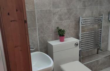 3 Bedrooms, PARKING 3 cars, GARDEN, Wi-fi, CONTRACTOR STAY, close to the Beach, Shops, Hospital, Airport - Foto 18