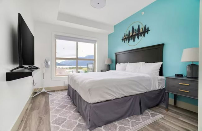 Lakeview Splendor 7BR Penthouse Bliss - Photo 3