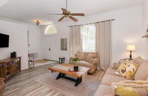 Spacious Luxury Pool Home Oasis - 8mi to Airport - Foto 14