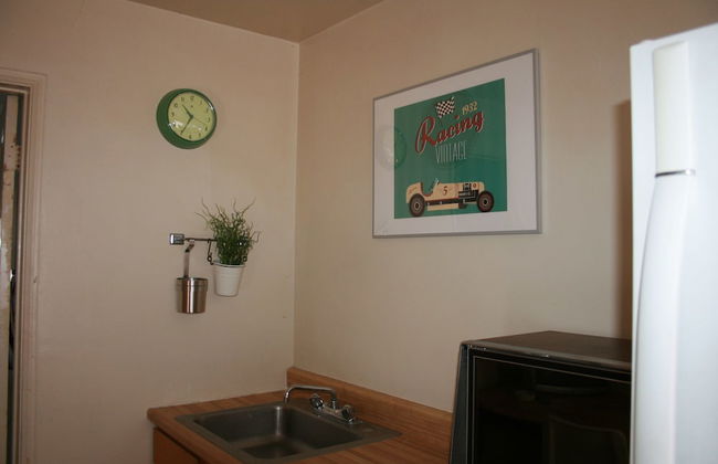 The New Star Motel with Studio-Kitchens: 1950s Extended-Stay Lodging and Retreat Center - Photo 36