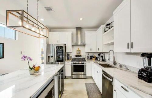 3BR 3BA Heart of SoCo, Private Deck Steps to Shops by Austin Vacay - Foto 2