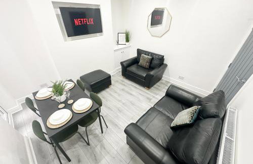 Central Location Liverpool, Modern Home, 4 BR, Sleeps 9, Free Parking - Foto 42