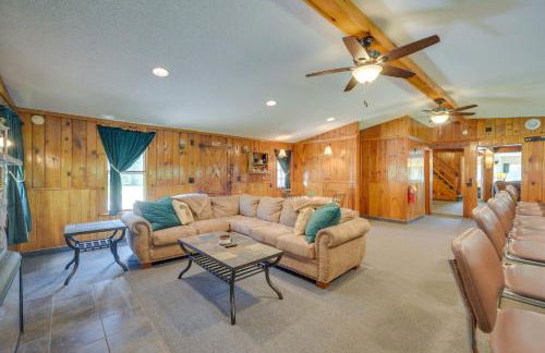 Spacious Winter Retreat with River Access and Kayaks! - Foto 7