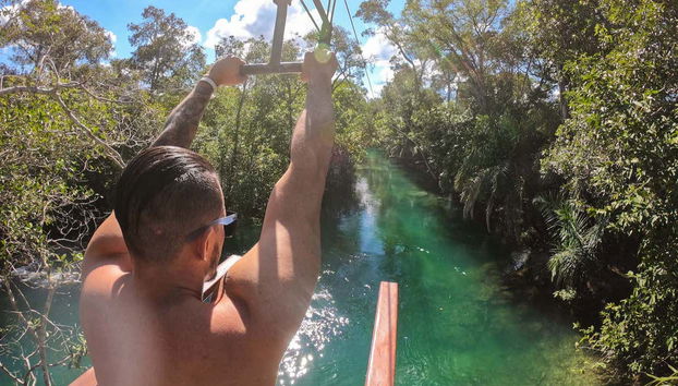 Deslizando na tirolesa