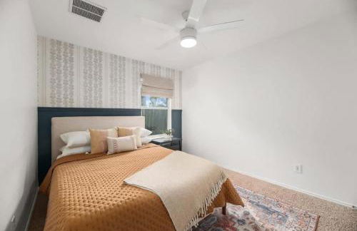 Sunny 4BR with Backyard Oasis - 15 Min to Lakes - Foto 15