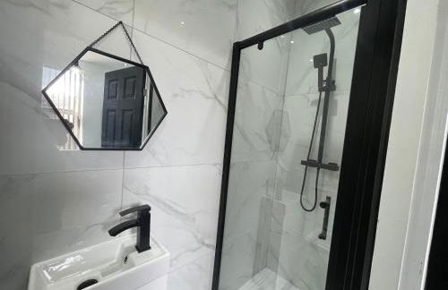 4 bed 4 bath House with Free Parking, 5 Mins to LFC and 15 Mins to City Centre - Foto 9