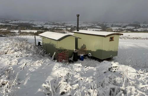 Oakley View Shepherds Hut with hot tub - Photo 40