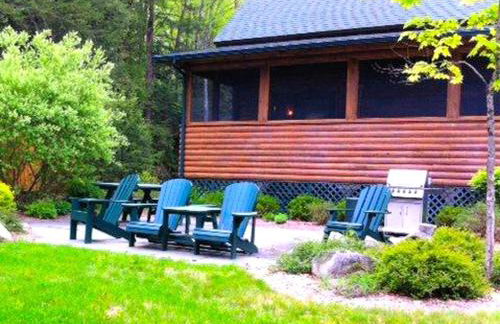 Cozy Log Cabin with a Private Hot Tub near Beartown State Forest, Massachusetts - Foto 7