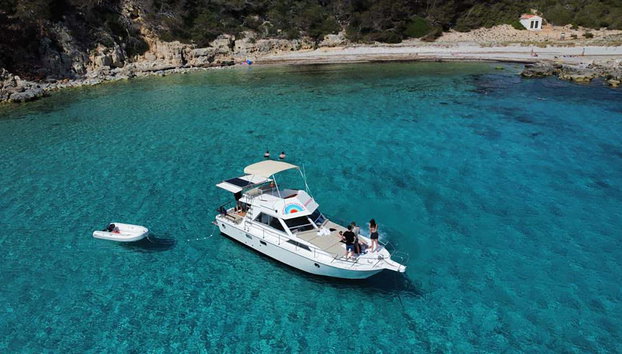 Paseo en barco por las calas del sur desde Cala Galdana - Foto 3, Embarcación navegando junto a las calas