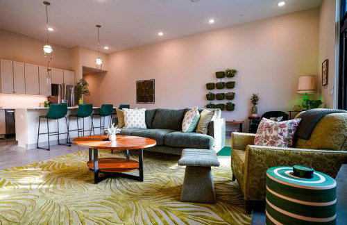 Peridot Suite - NEW 2bdrm 2bath Loft near Mass! - Photo 16