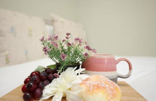 Is Y Coed Place By N And N Stays Ltd, Spacious 5 bed house in Wenvoe Cardiff, With Free Private Parking, Garden and WIFI - Photo 37