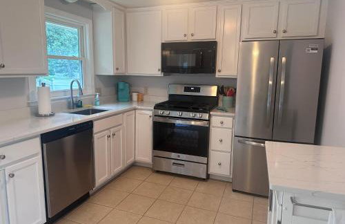 4 Bedroom Cape Getaway, 5 Min Drive to Beach, Pool Table, Grill, Backyard - Foto 14