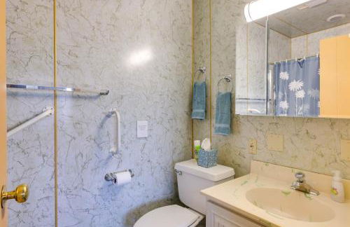 Deck with Water View Coastal Escape Near P-Town! - Foto 18