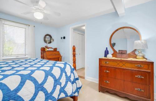 Cozy cottage w creekside fire pit & patio - Foto 21