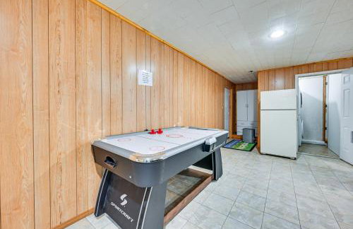 Kentucky Group Getaway with Dock and Lake Access - Foto 29